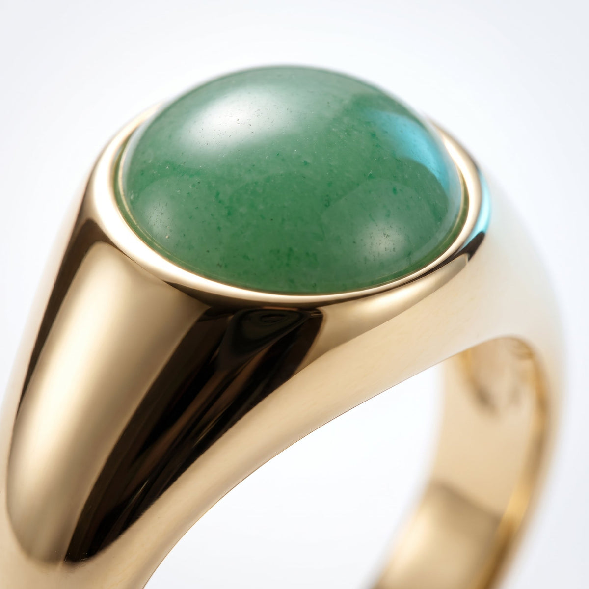 Anillo sello con piedra verde bañado en oro de 18K, detalle de cerca