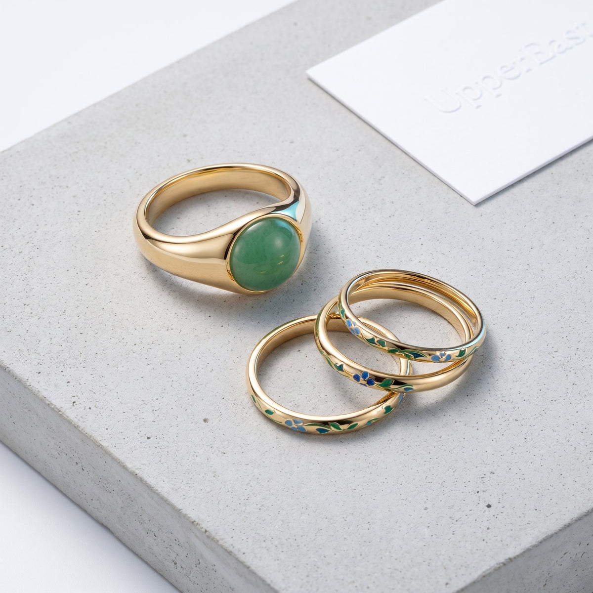 Anillo sello con piedra verde bañado en oro de 18K combinado con otras joyas UpperEast