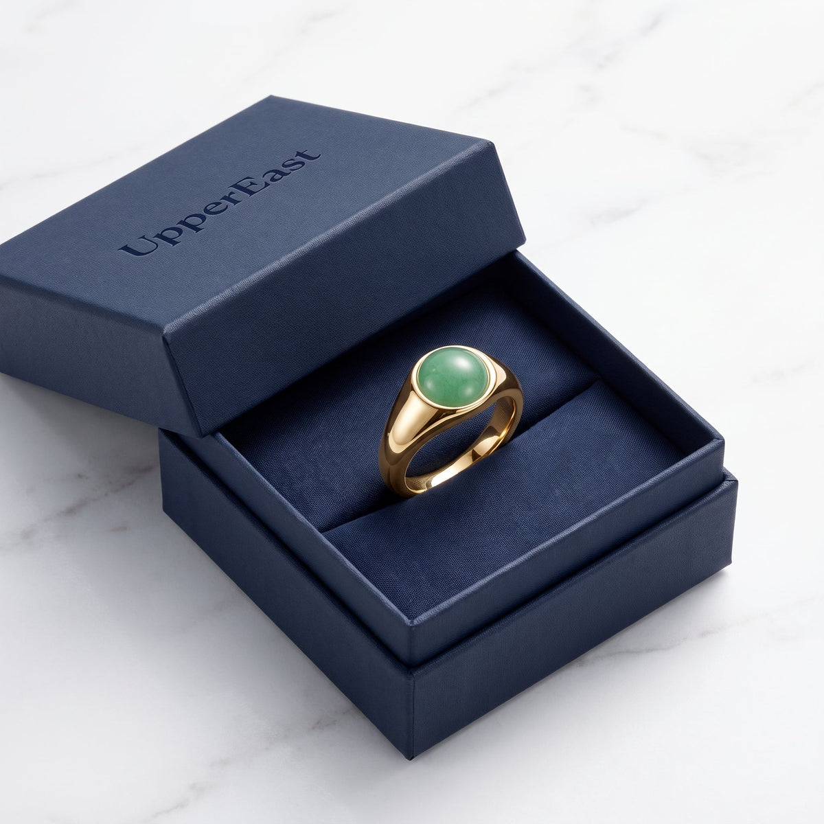 Anillo sello con piedra verde bañado en oro de 18K en el estuche UpperEast