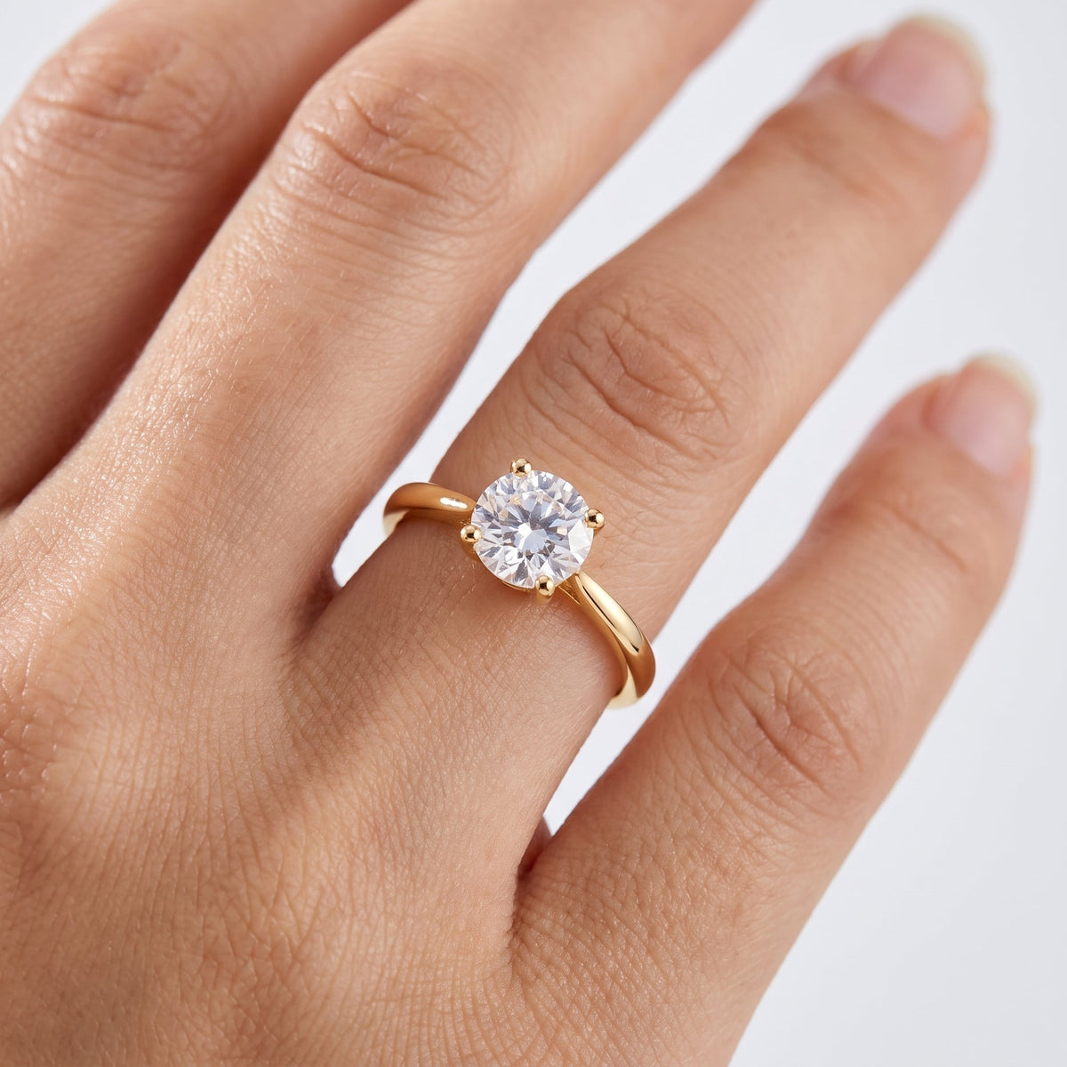 Anello solitario con zircone placcato oro 18K indossato, primo piano