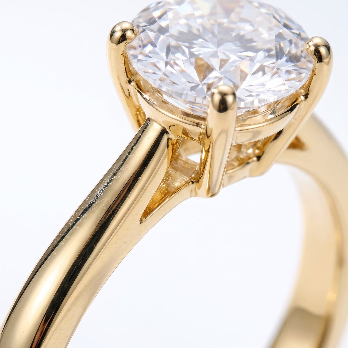 Anello solitario con zircone placcato oro 18K, dettaglio ravvicinato