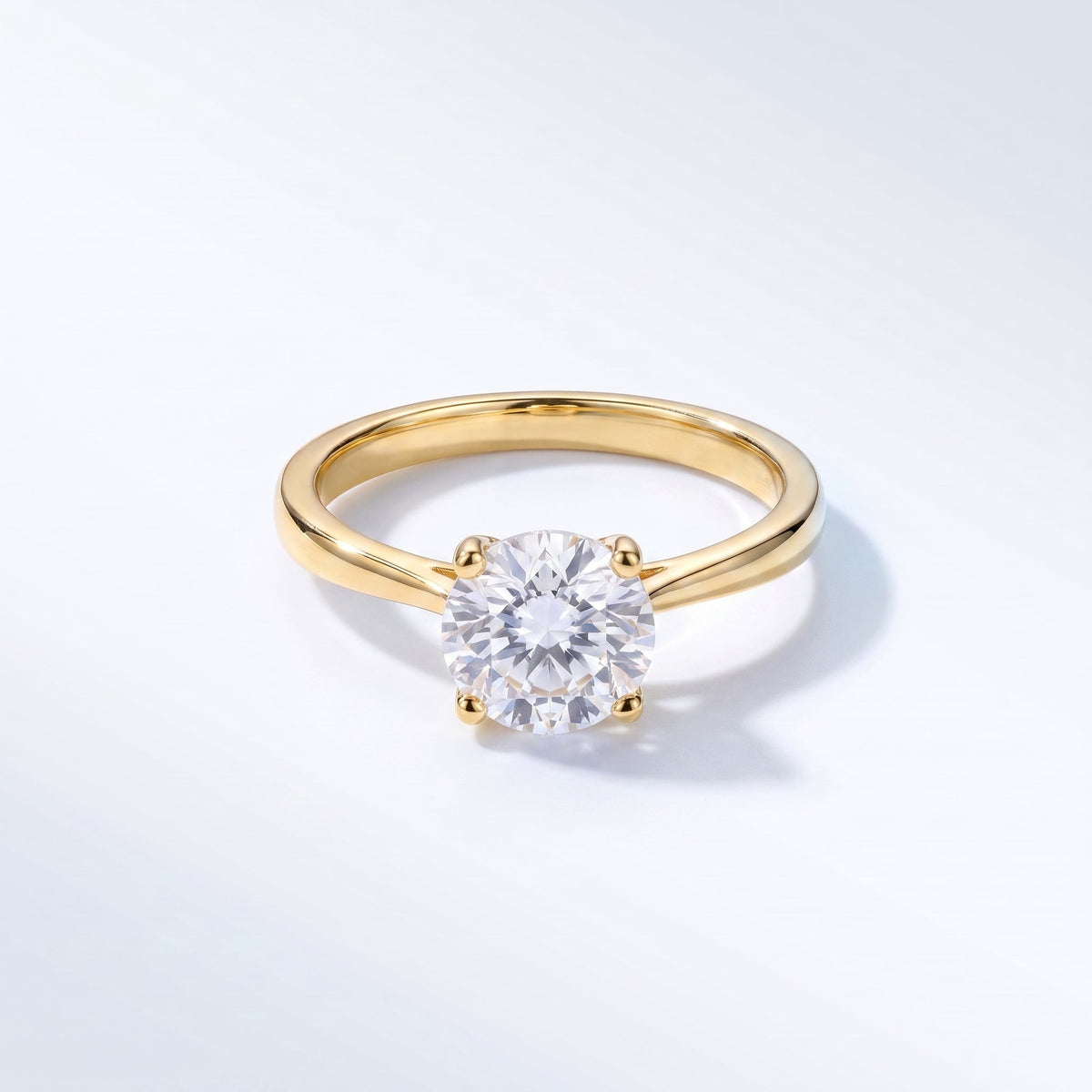 Anello solitario con zircone placcato oro 18K visto dall'alto