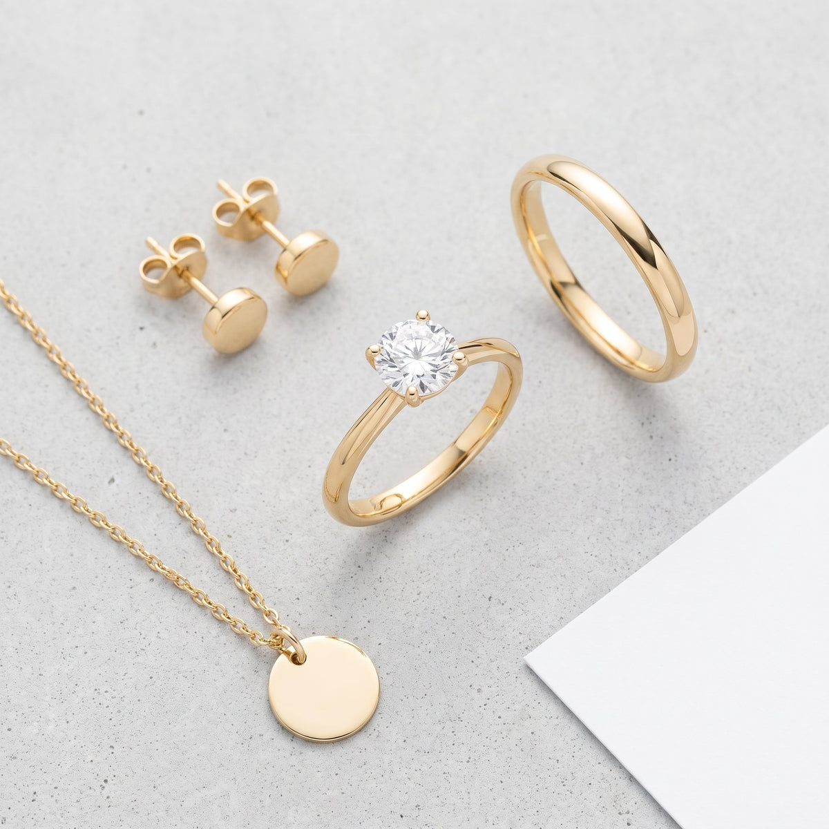 Anello solitario con zircone placcato oro 18K abbinato ad altri gioielli UpperEast
