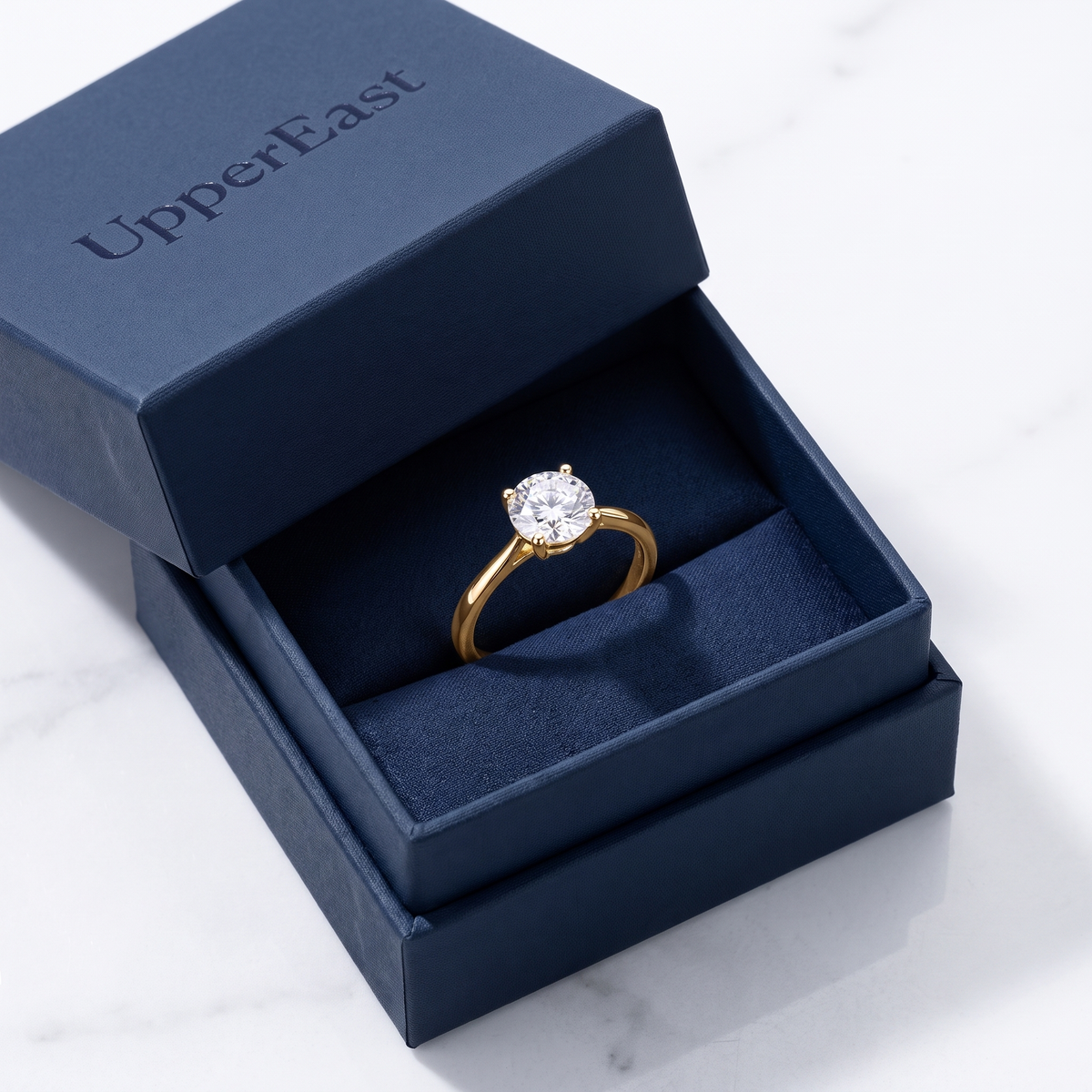 Anello solitario con zircone placcato oro 18K nella confezione UpperEast