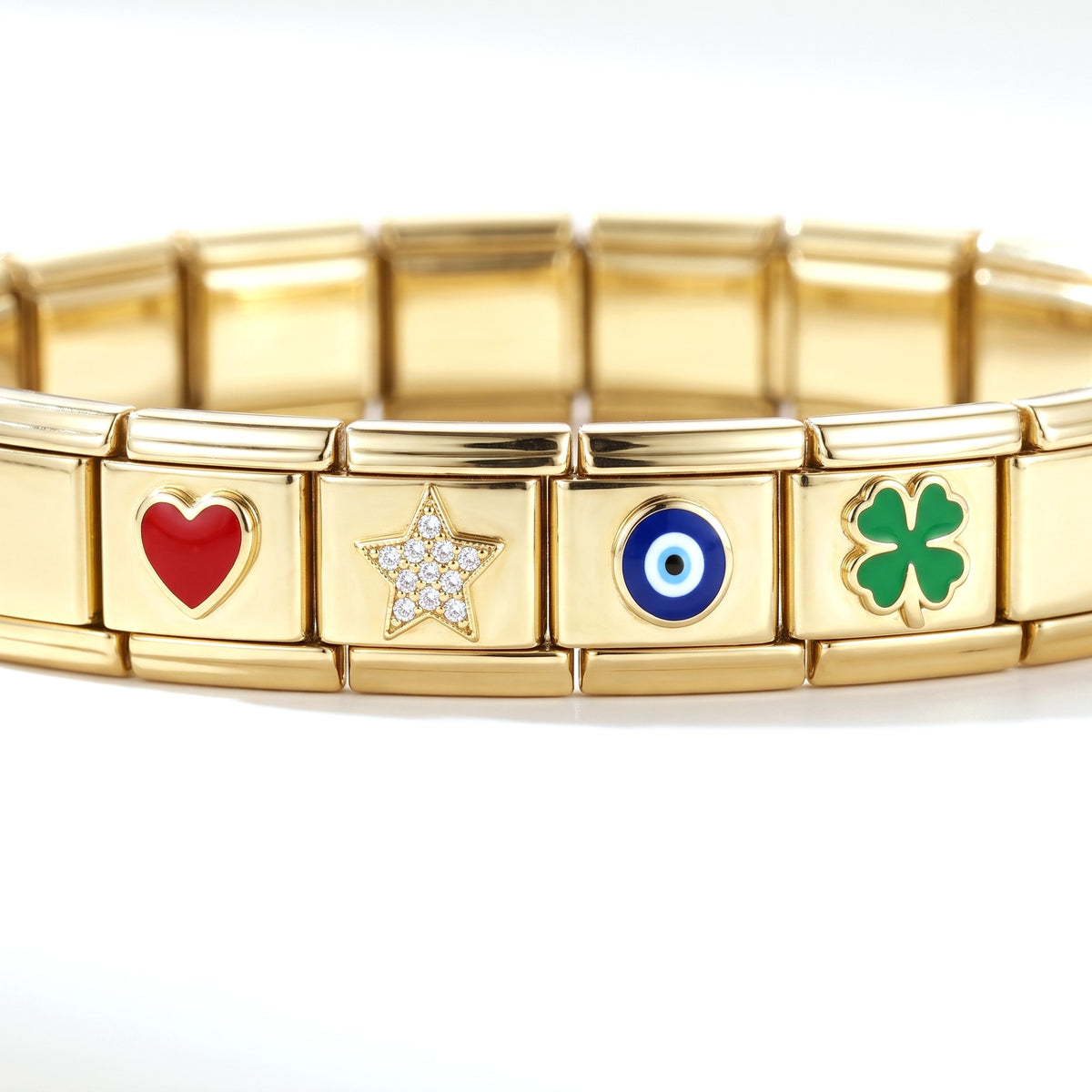 Pulsera modular con charms bañada en oro de 18K, detalle de cerca