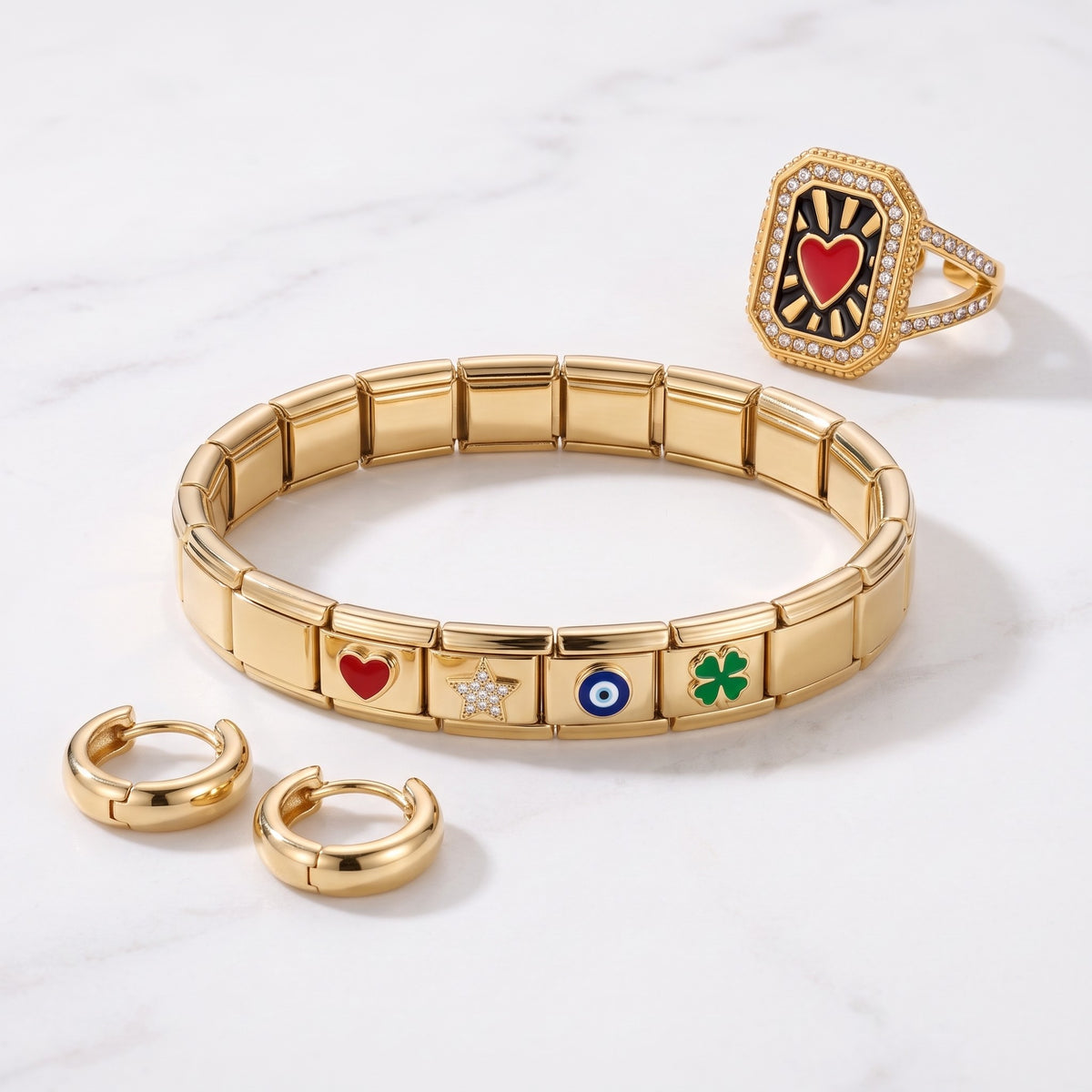Pulsera modular con charms bañada en oro de 18K combinada con otras joyas UpperEast