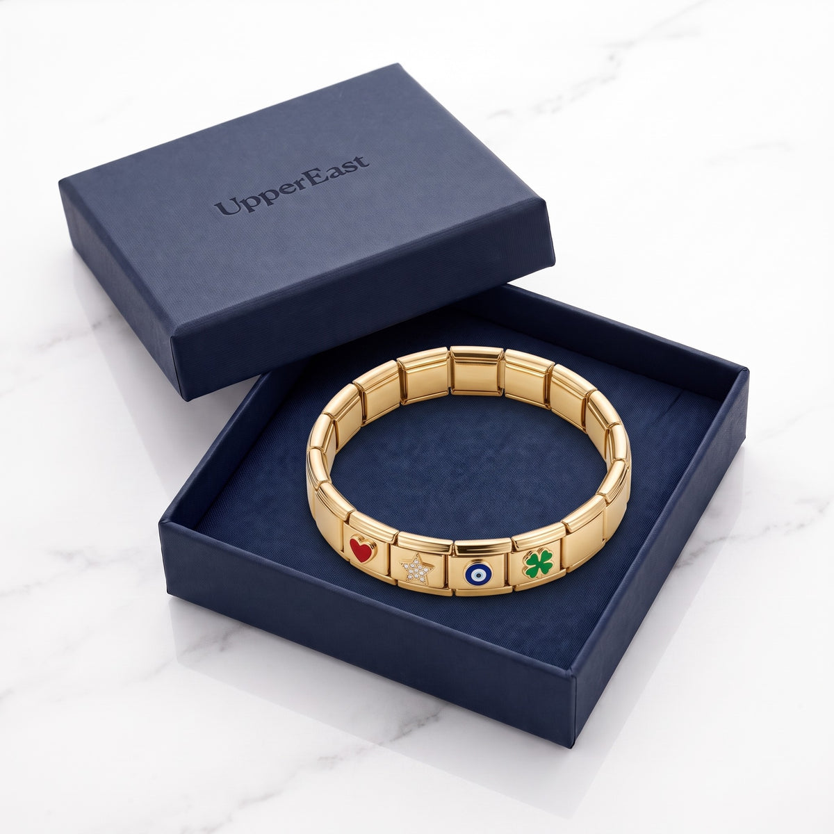 Pulsera modular con charms bañada en oro de 18K en el estuche UpperEast