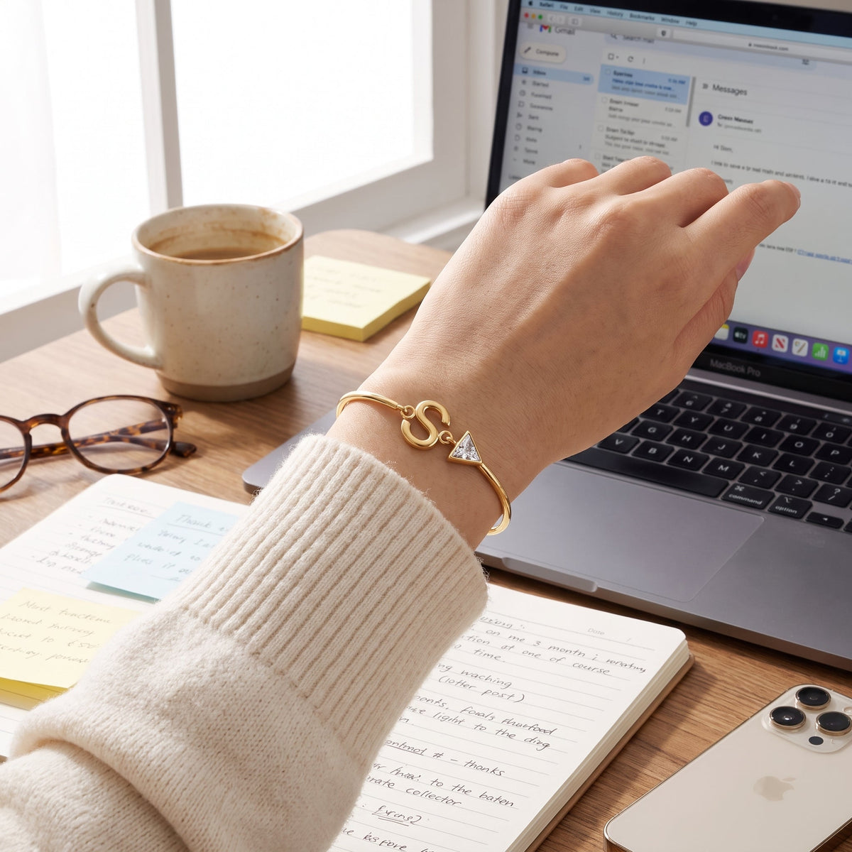 Pulsera con inicial y cristal bañada en oro de 18K puesta en un look de diario