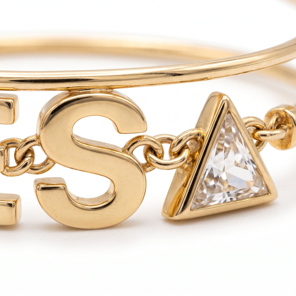 Pulsera con inicial y cristal bañada en oro de 18K, detalle de cerca