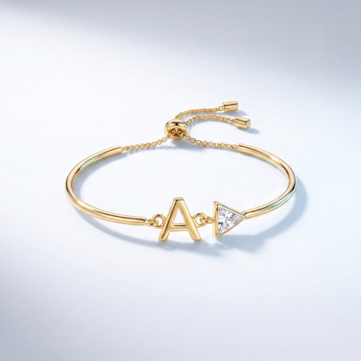Pulsera con inicial y cristal bañada en oro de 18K vista desde arriba