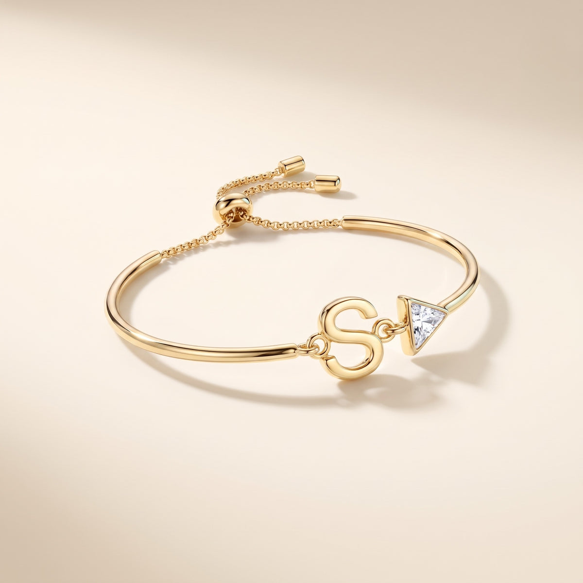 Pulsera con inicial y cristal bañada en oro de 18K