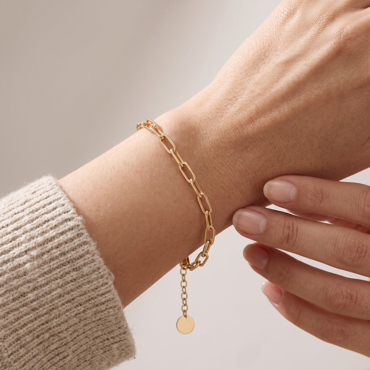 Pulsera de cadena paperclip bañada en oro de 18K puesta, primer plano