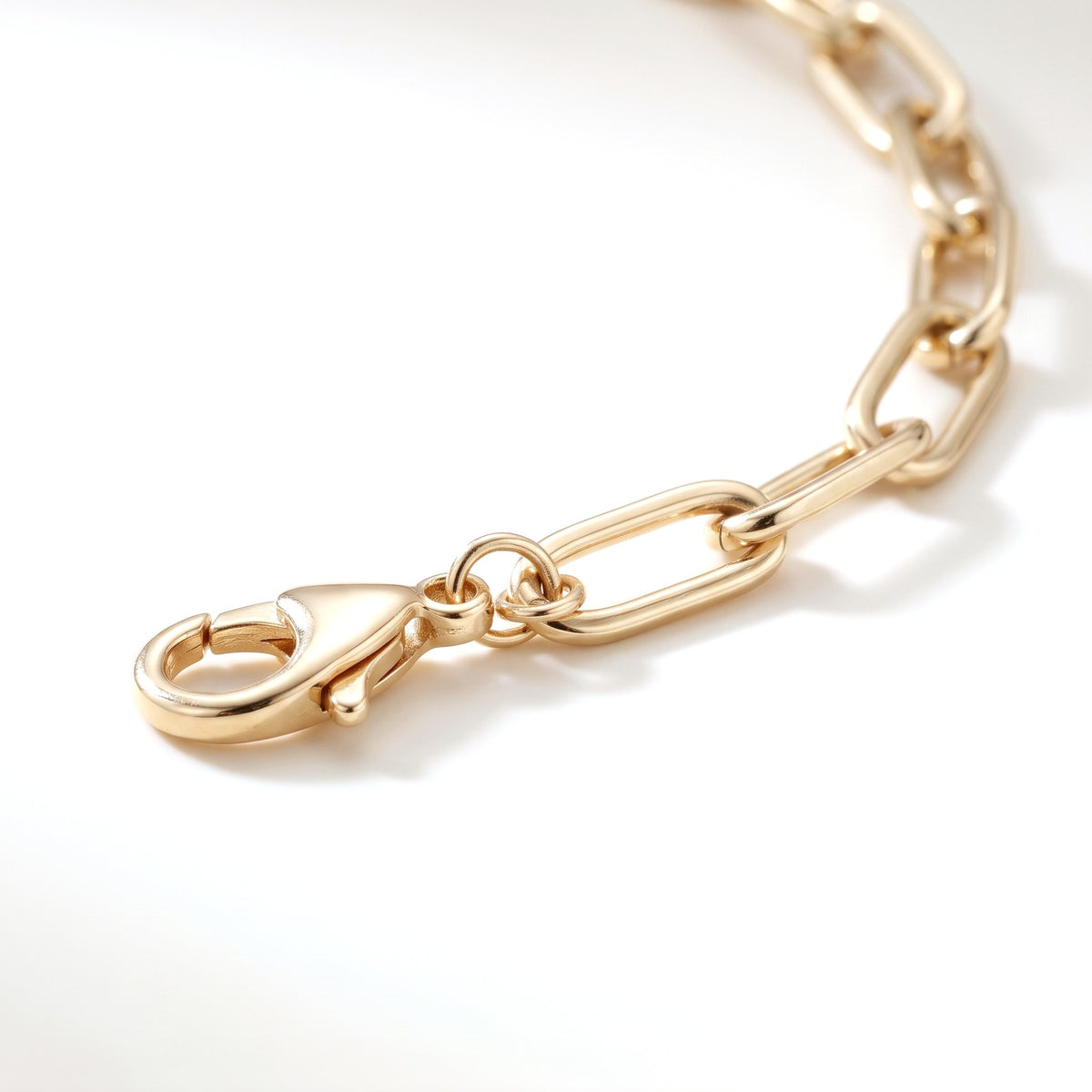 Pulsera de cadena paperclip bañada en oro de 18K, detalle de cerca