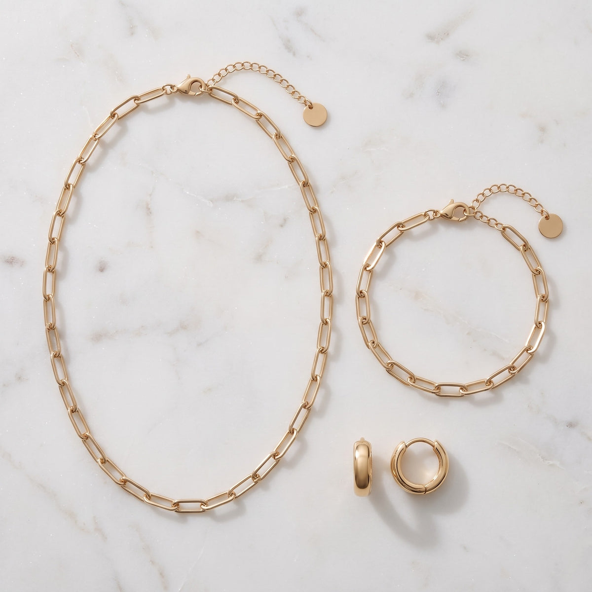 Pulsera de cadena paperclip bañada en oro de 18K combinada con otras joyas UpperEast