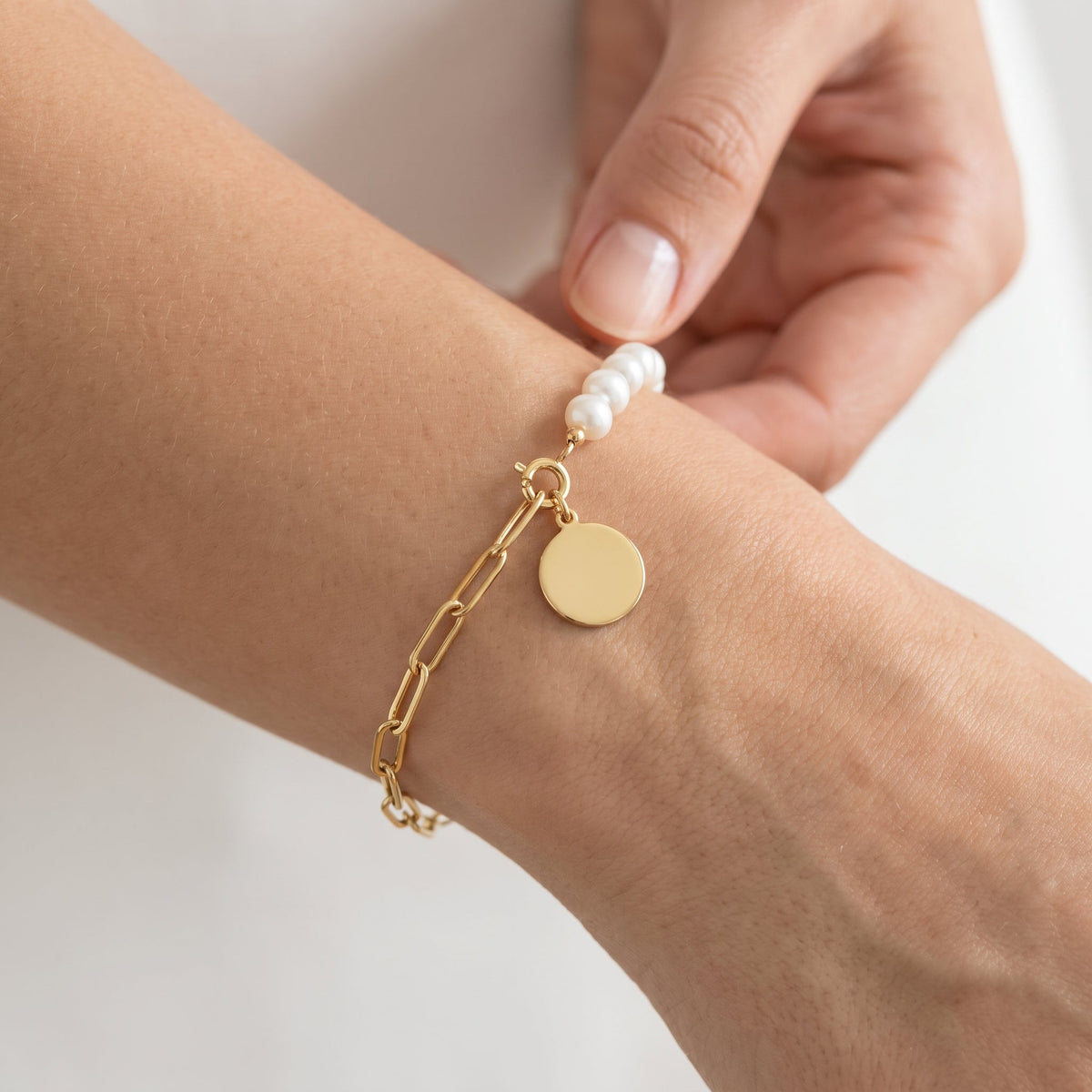 Pulsera de perlas y paperclip bañada en oro de 18K puesta, primer plano