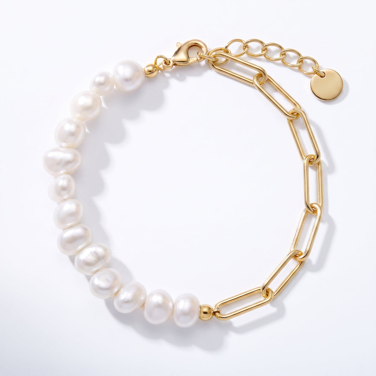 Pulsera de perlas y paperclip bañada en oro de 18K vista desde arriba