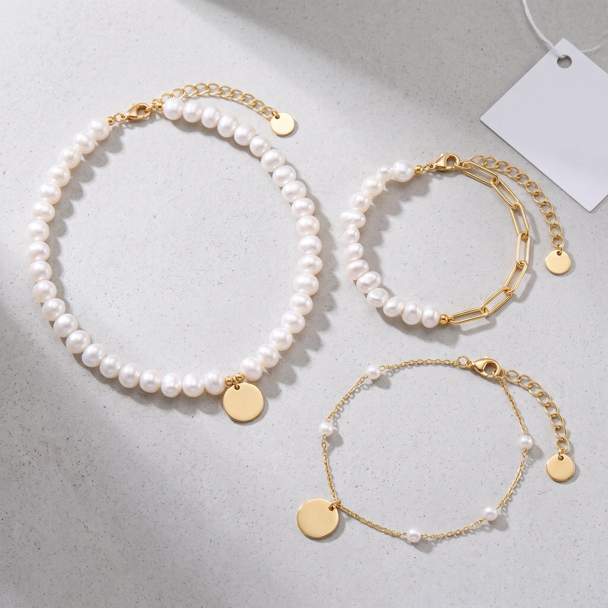 Pulsera de perlas y paperclip bañada en oro de 18K combinada con otras joyas UpperEast