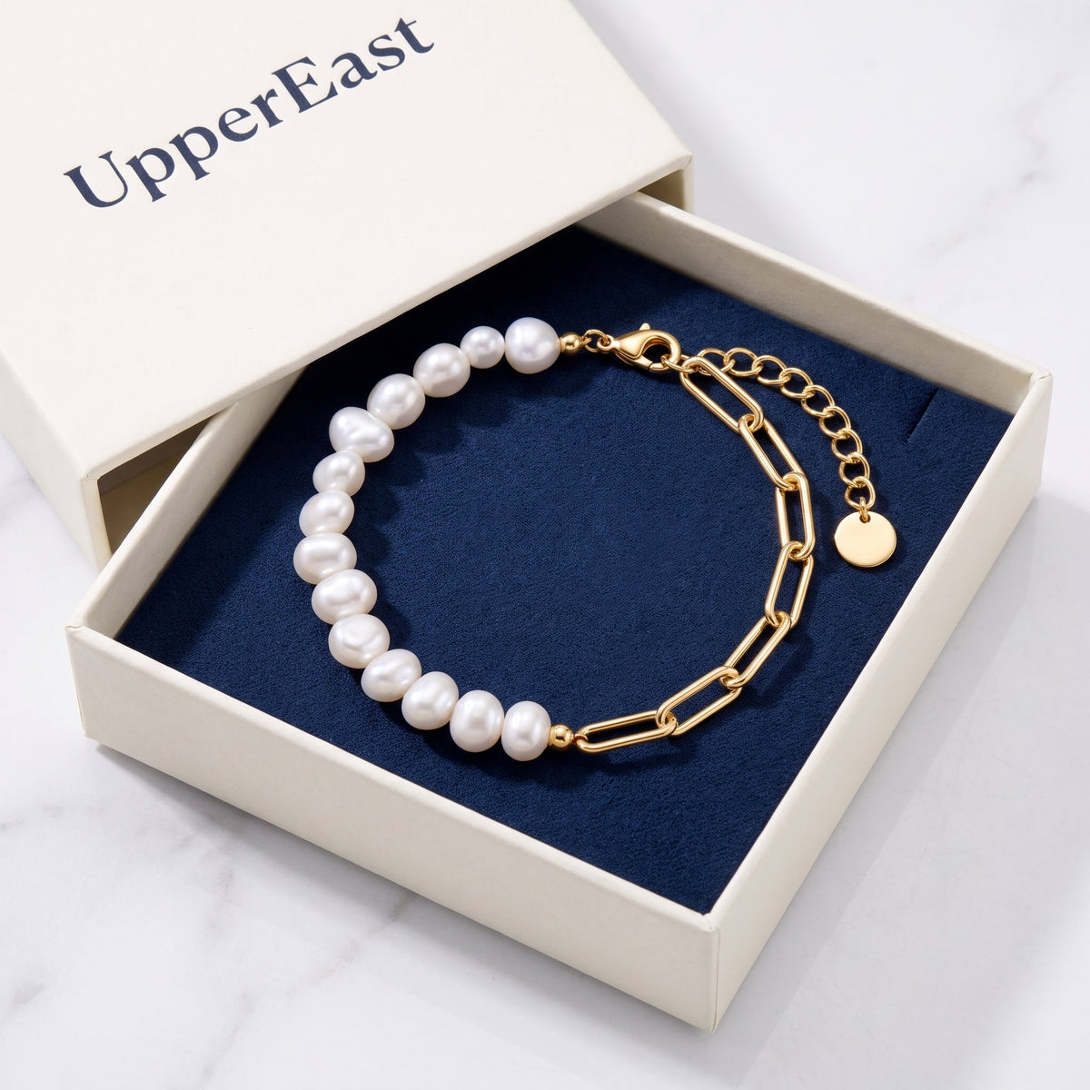 Pulsera de perlas y paperclip bañada en oro de 18K en el estuche UpperEast