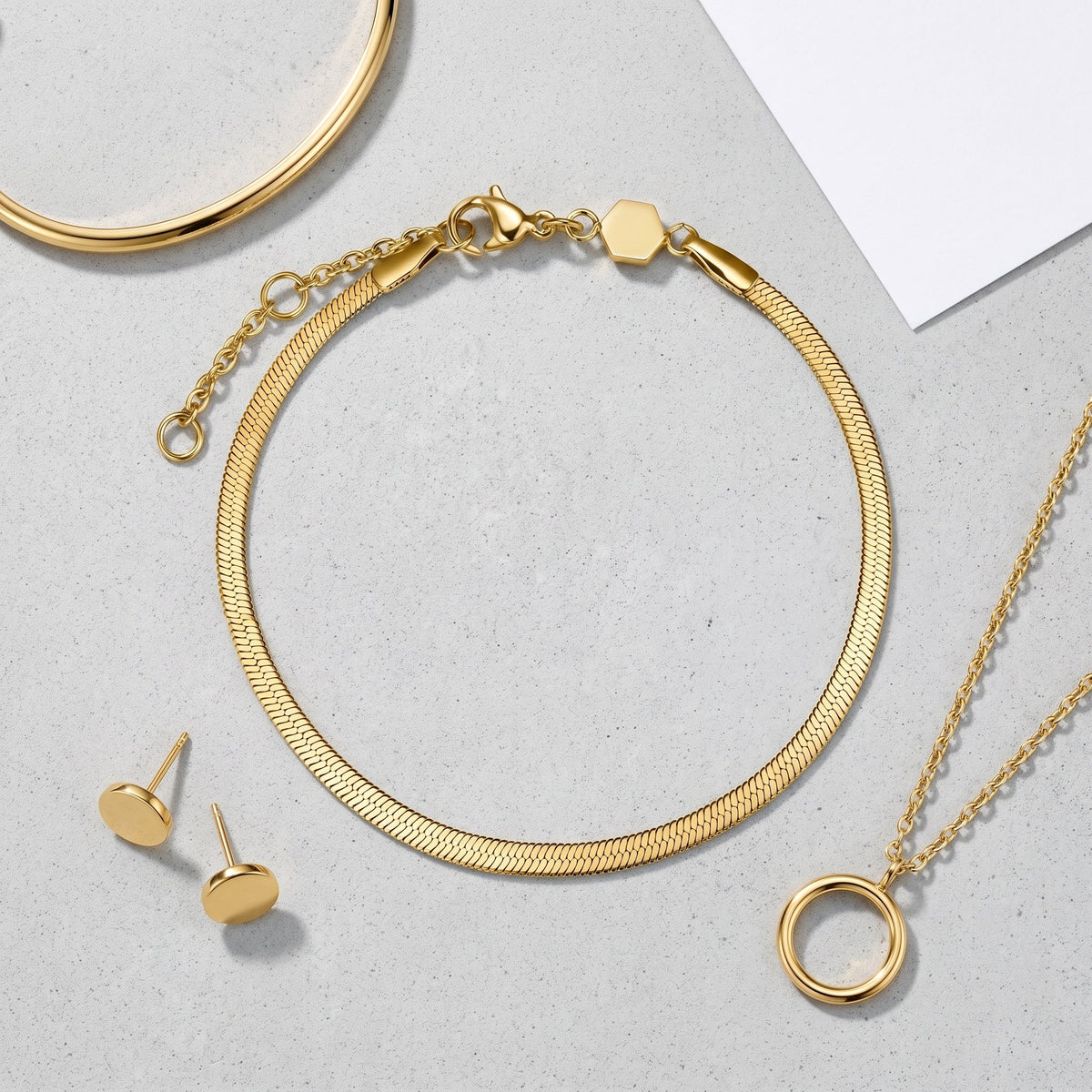 Bracciale catena snake piatta placcato oro 18K abbinato ad altri gioielli UpperEast