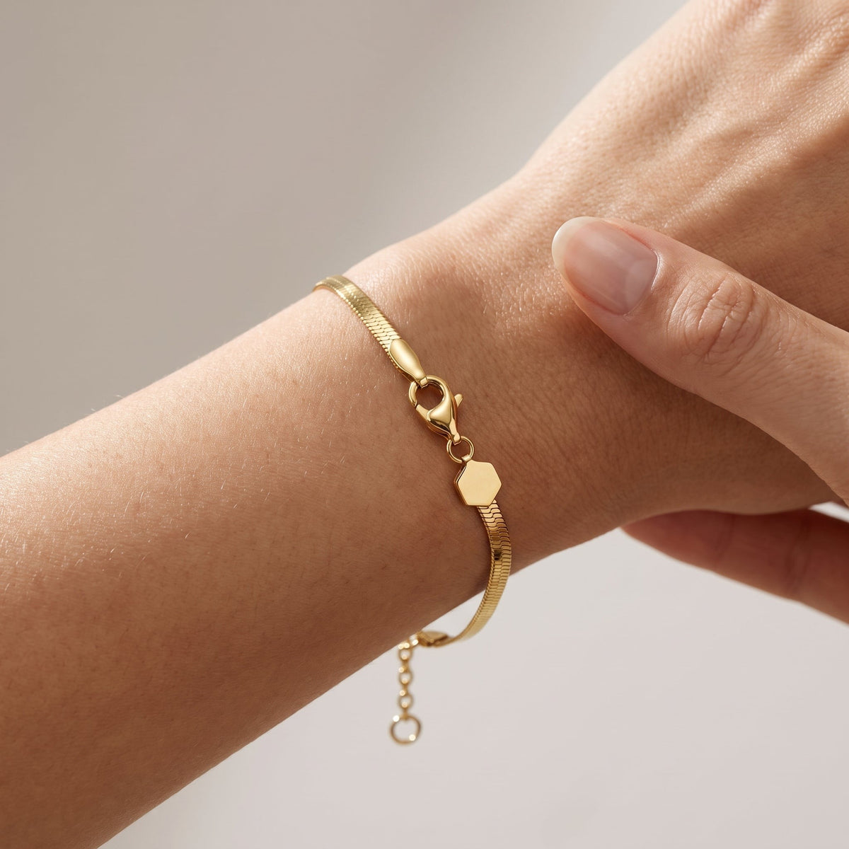 Bracciale catena snake piatta placcato oro 18K indossato, primo piano