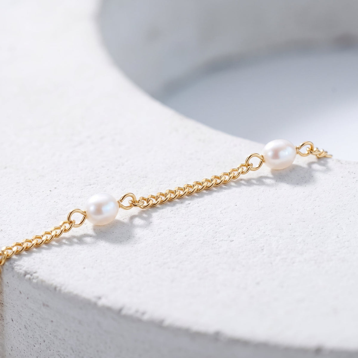 Tobillera con perlitas bañada en oro de 18K, detalle de cerca