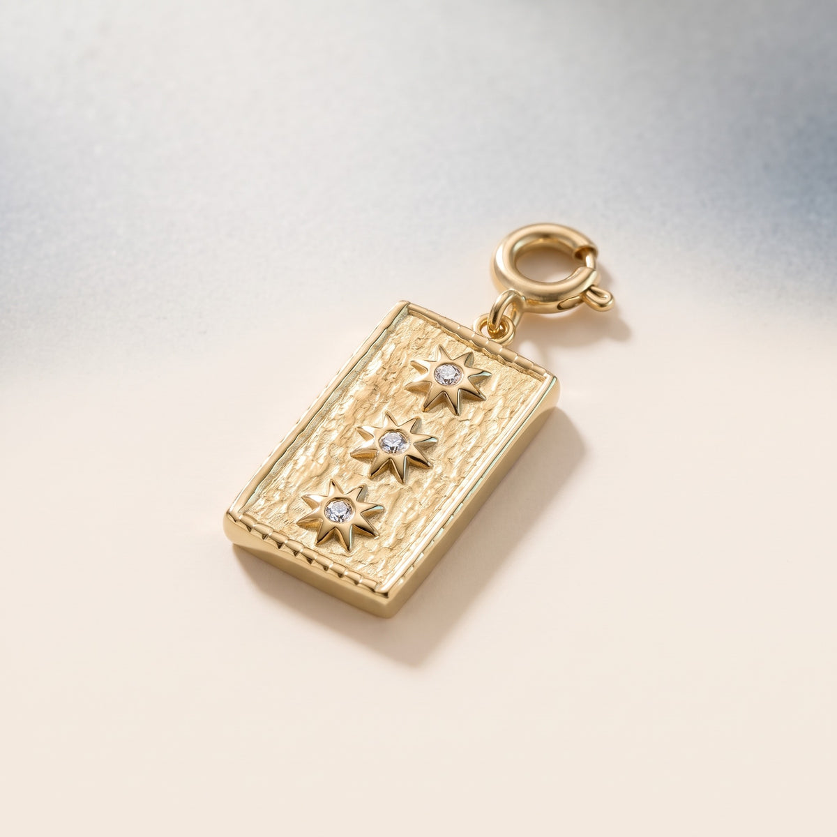 Charm placa con estrellas para collar bañado en oro de 18K