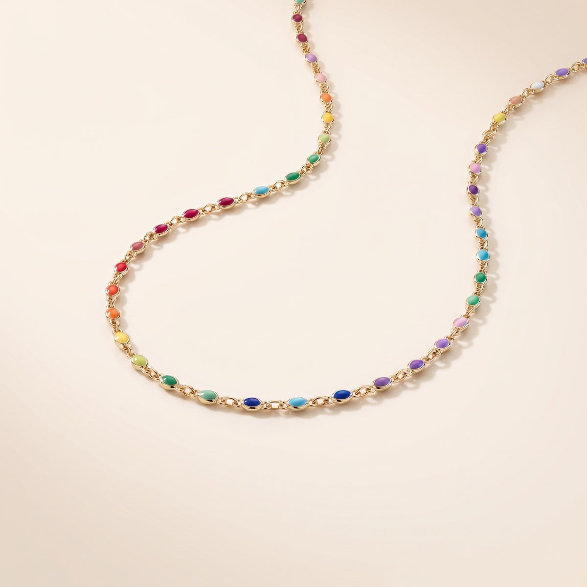 Gargantilla arcoíris de piedras de colores bañada en oro de 18K