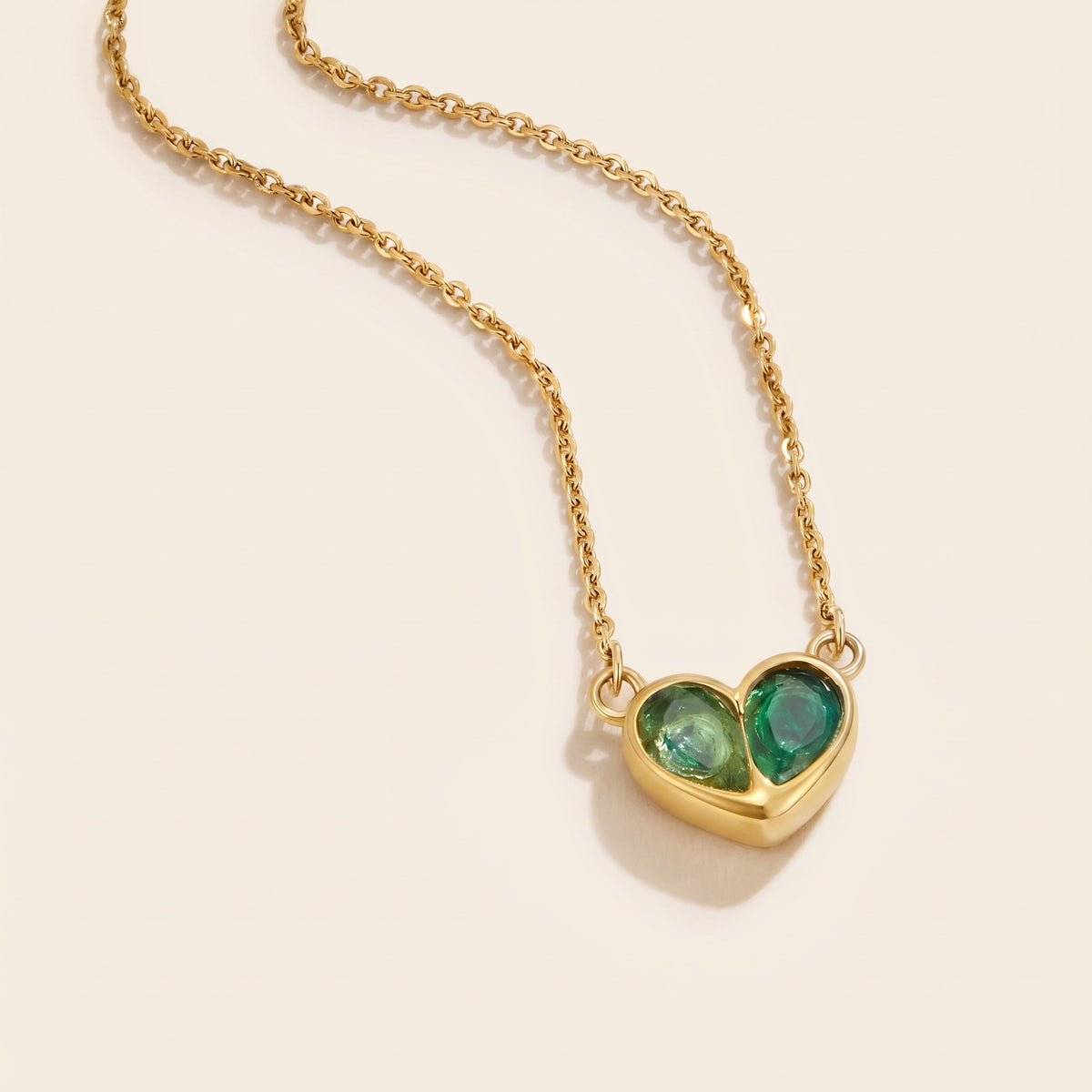 Collar corazón verde esmeralda bañado en oro de 18K