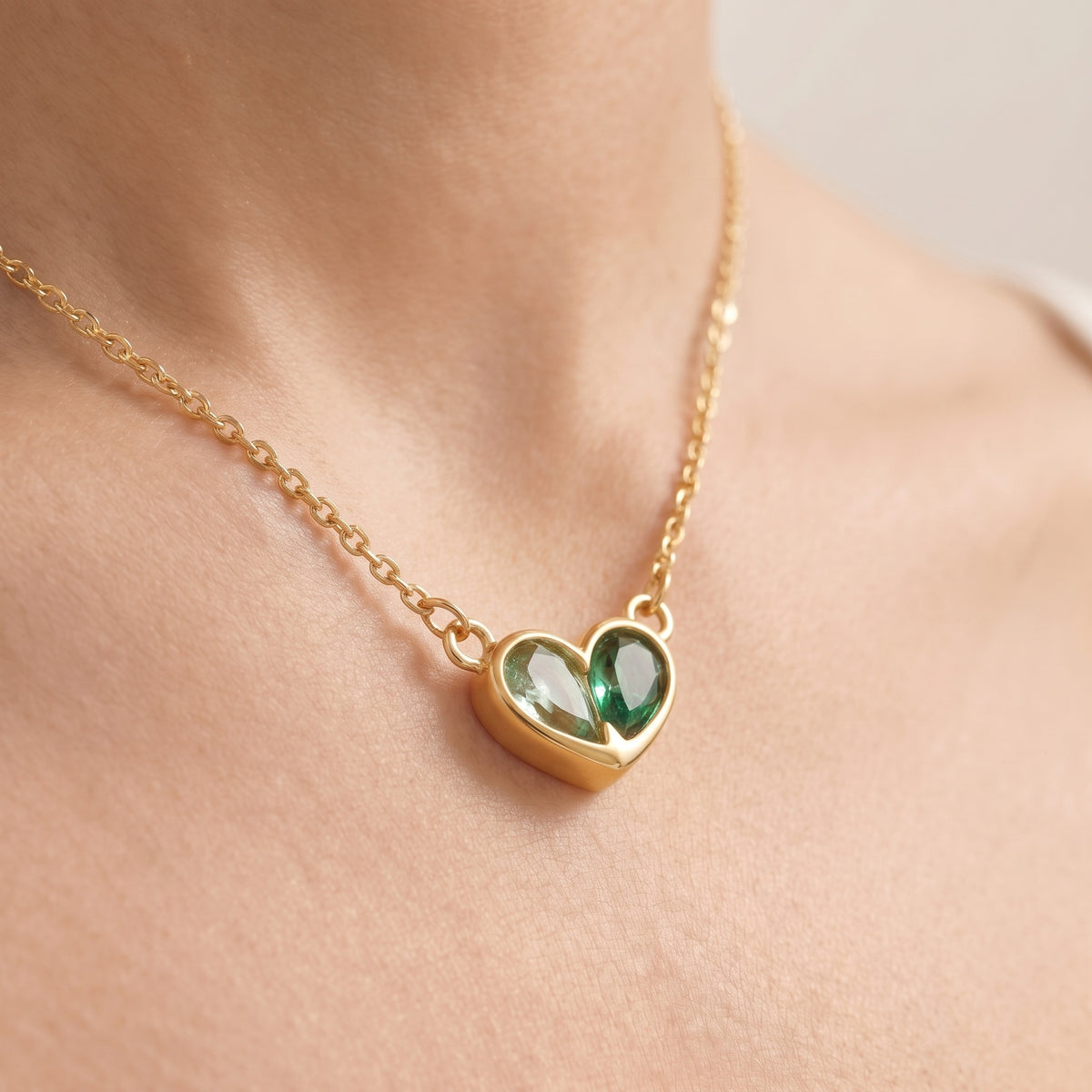 Collar corazón verde esmeralda bañado en oro de 18K puesto, primer plano