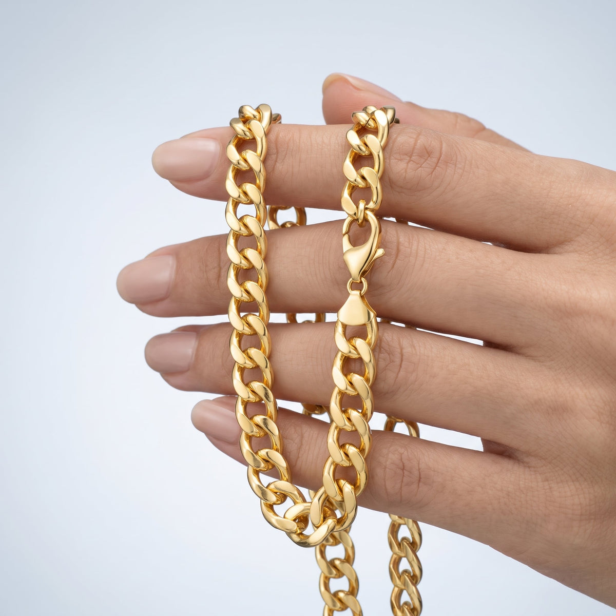 Collana catena groumette grossa placcata oro 18K tenuta tra le dita, per vedere le dimensioni reali