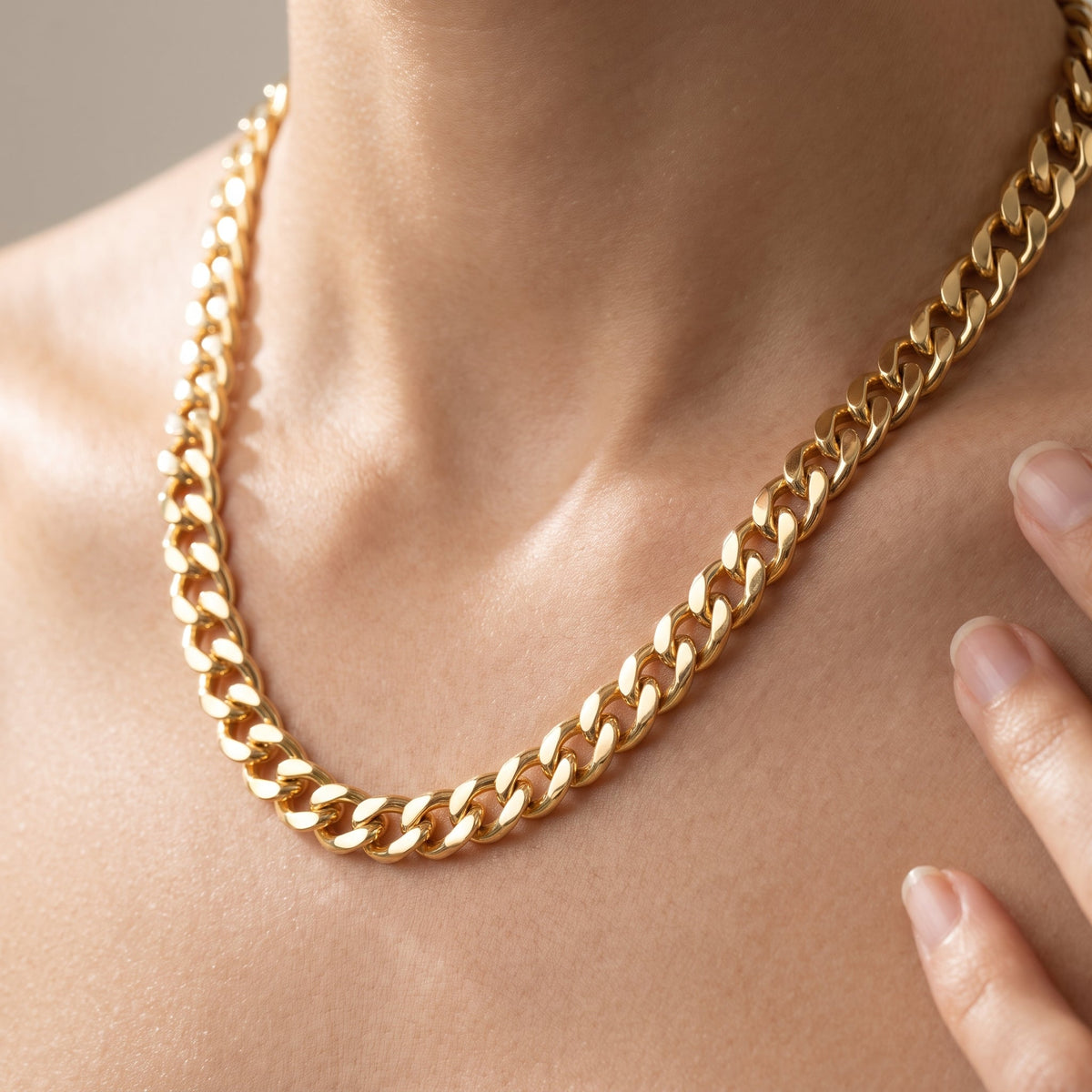 Collana catena groumette grossa placcata oro 18K indossata, primo piano