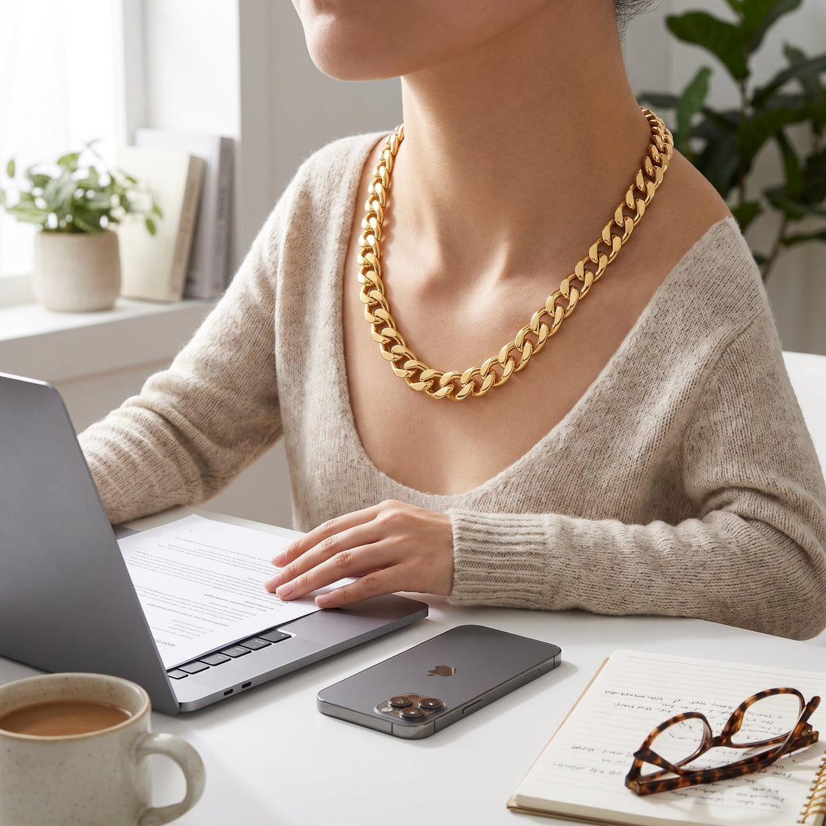 Collana catena groumette grossa placcata oro 18K indossata in un look di tutti i giorni
