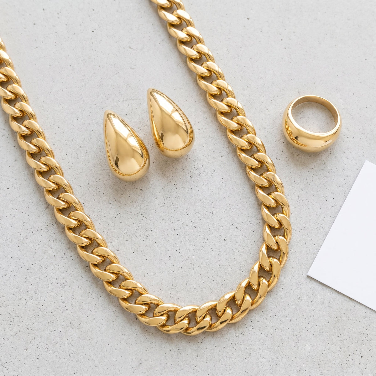 Collana catena groumette grossa placcata oro 18K abbinata ad altri gioielli UpperEast