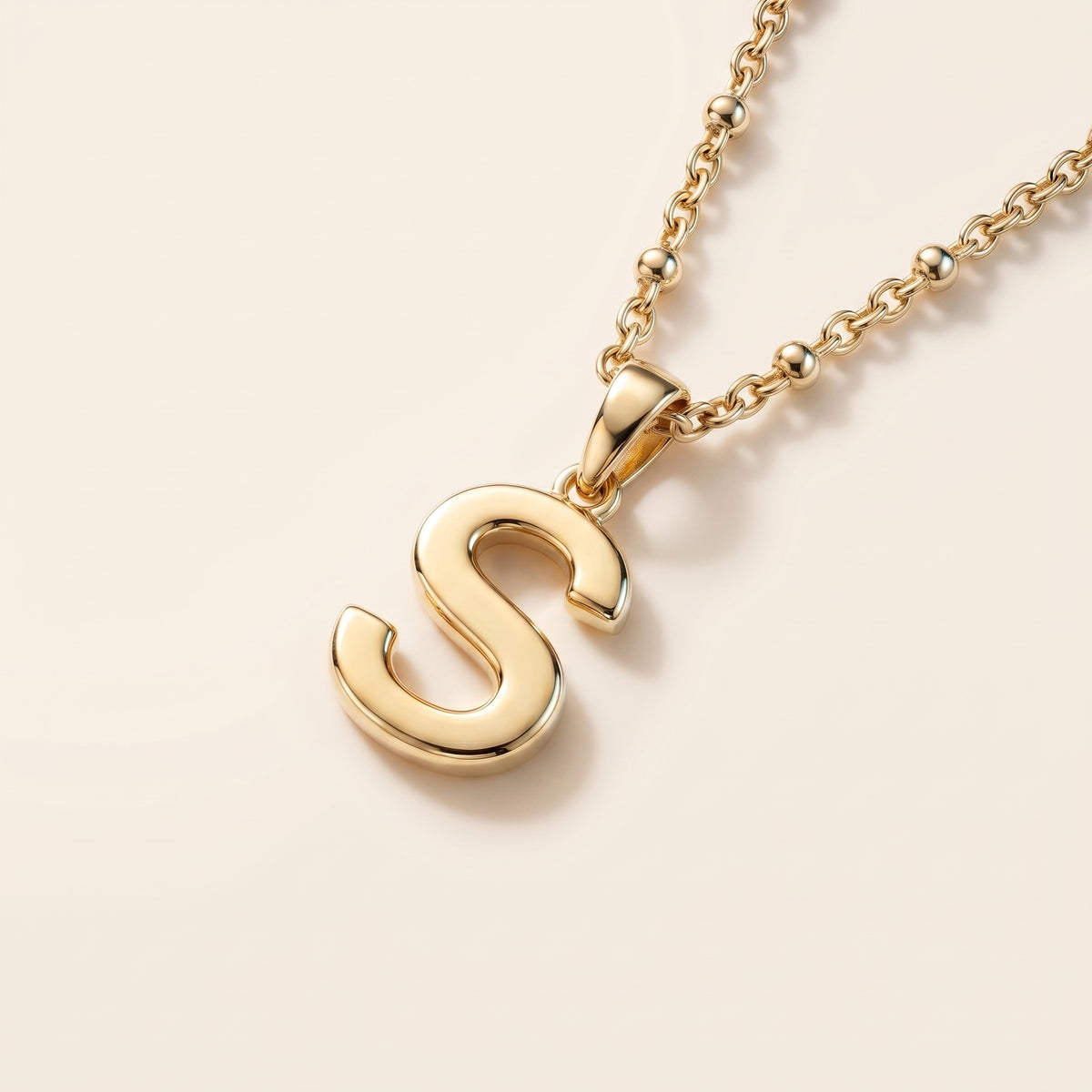 Collar con inicial de imprenta bañado en oro de 18K