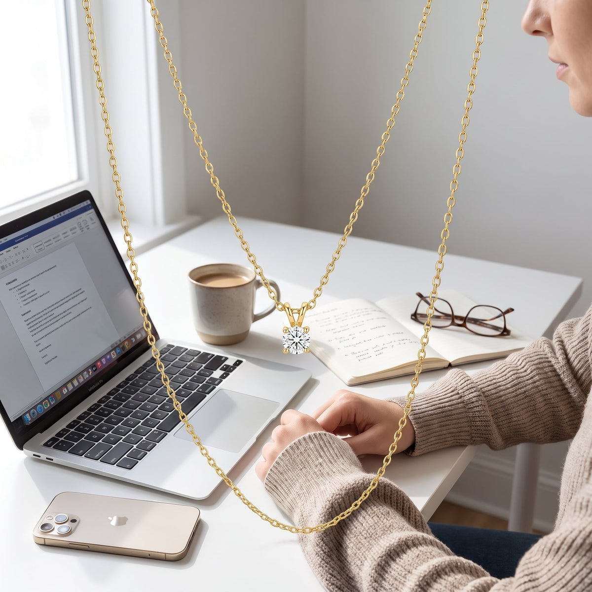 Collar en capas con punto de luz bañado en oro de 18K puesto en un look de diario