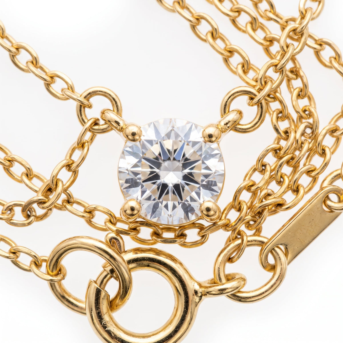 Collar en capas con punto de luz bañado en oro de 18K, detalle de cerca