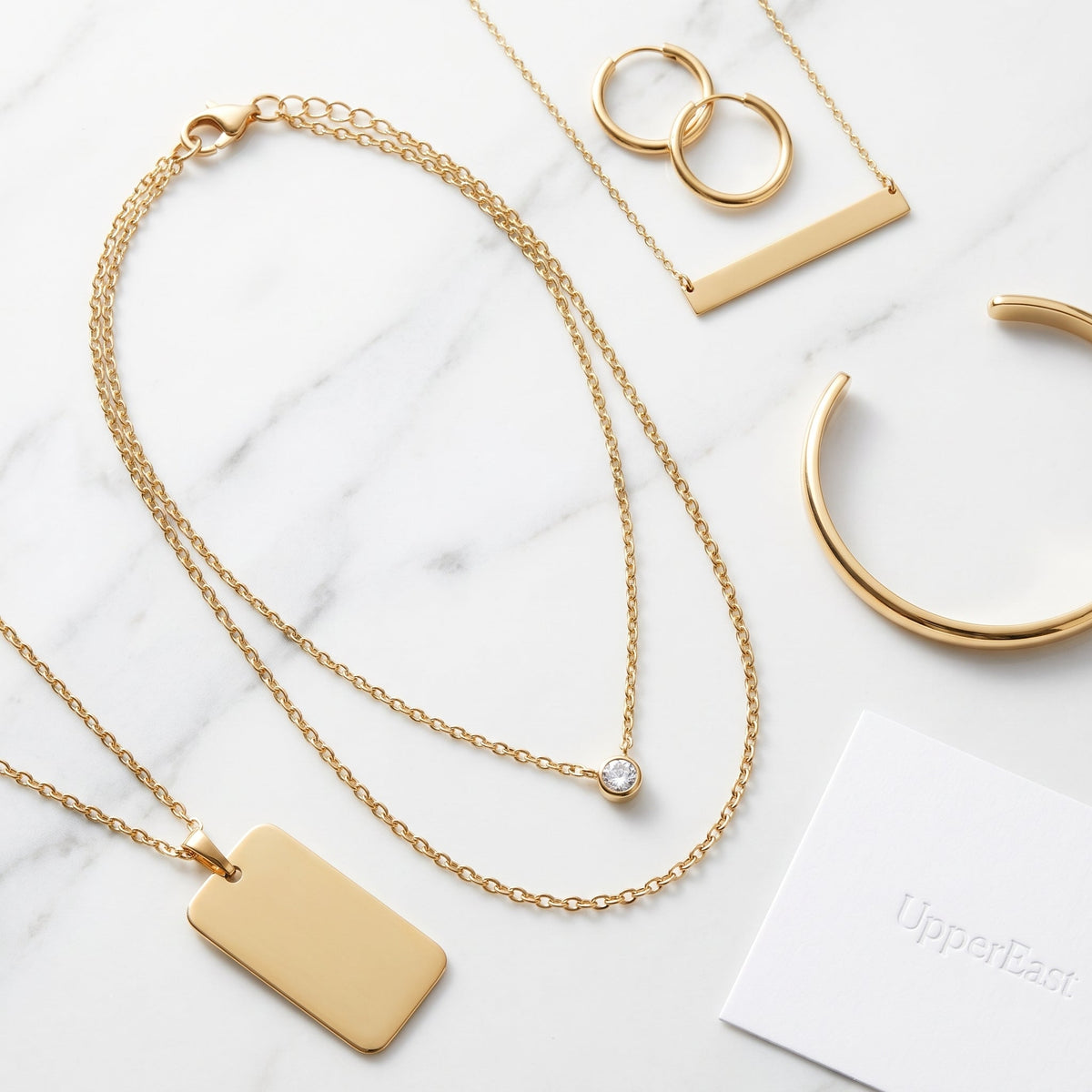 Collar en capas con punto de luz bañado en oro de 18K combinado con otras joyas UpperEast