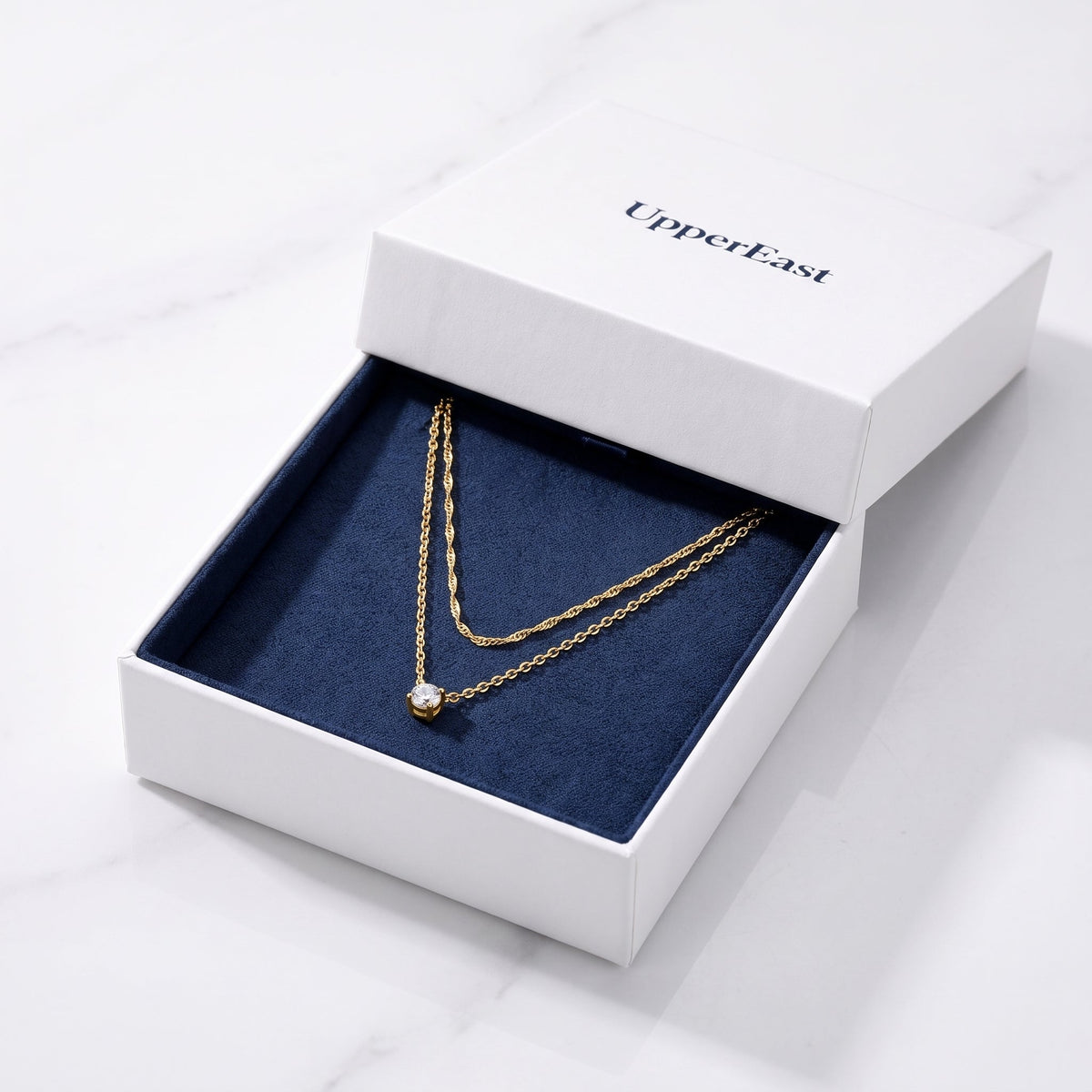 Collar en capas con punto de luz bañado en oro de 18K en el estuche UpperEast