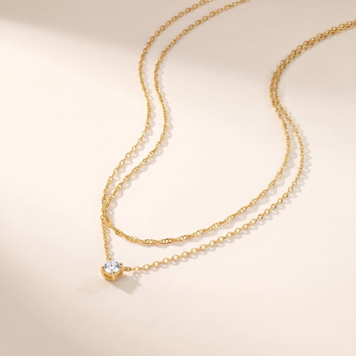 Collar en capas con punto de luz bañado en oro de 18K