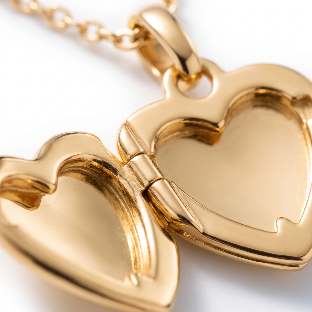 Collar medallón portafotos bañado en oro de 18K, detalle de cerca