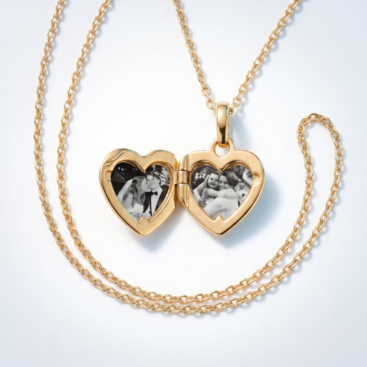 Collar medallón portafotos bañado en oro de 18K visto desde arriba