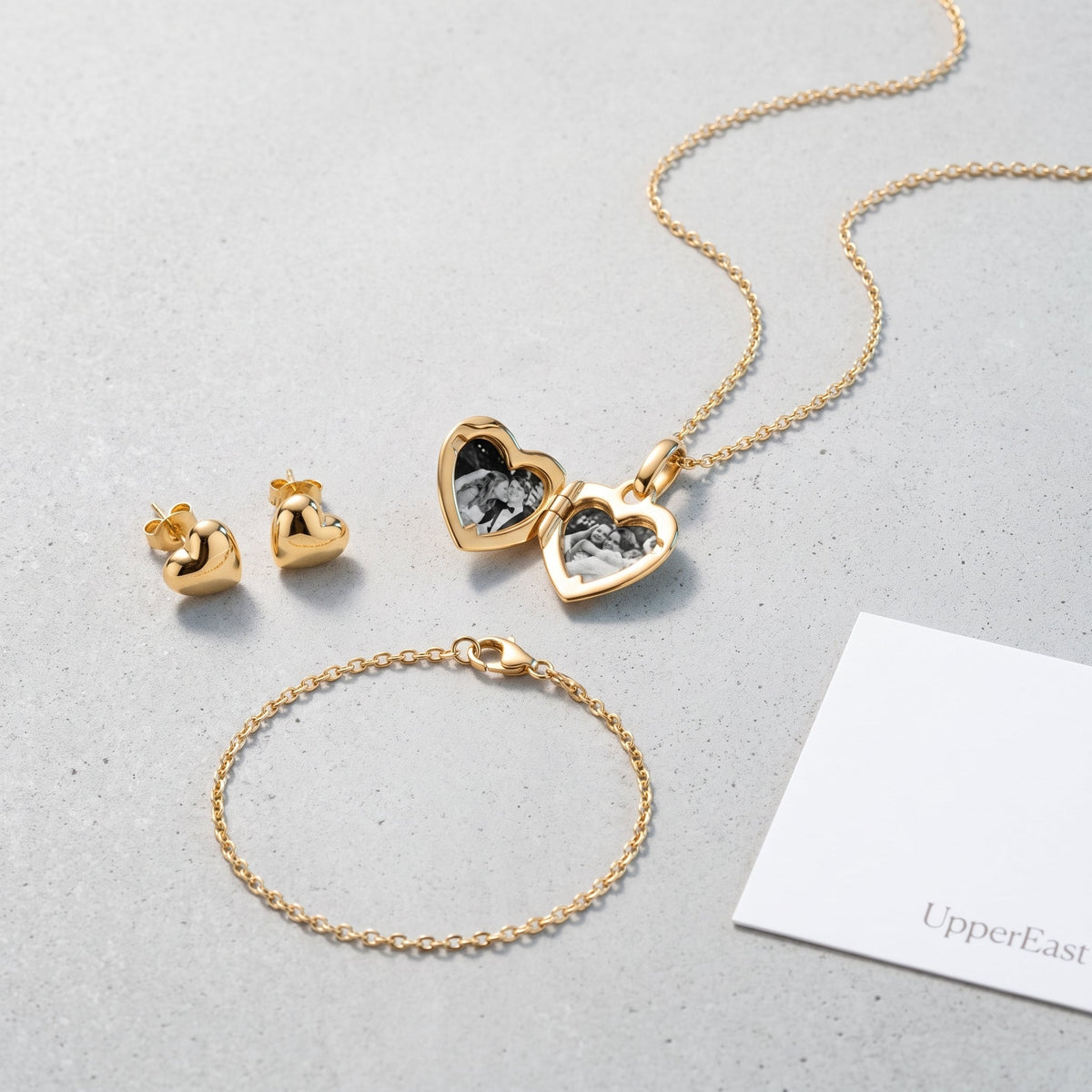 Collar medallón portafotos bañado en oro de 18K combinado con otras joyas UpperEast
