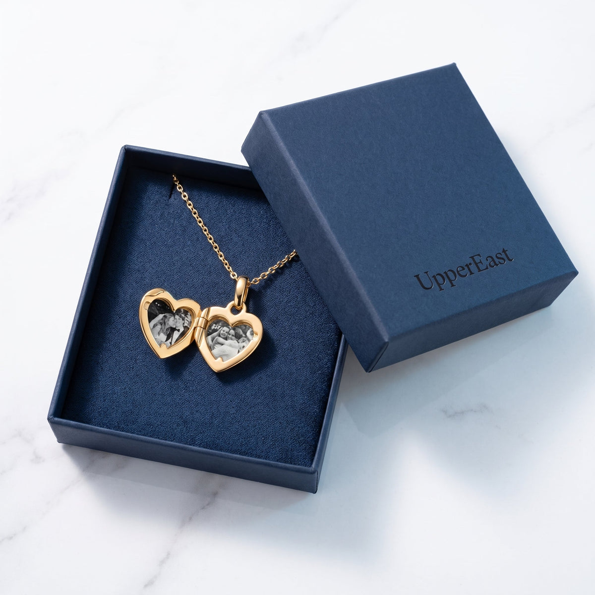 Collar medallón portafotos bañado en oro de 18K en el estuche UpperEast