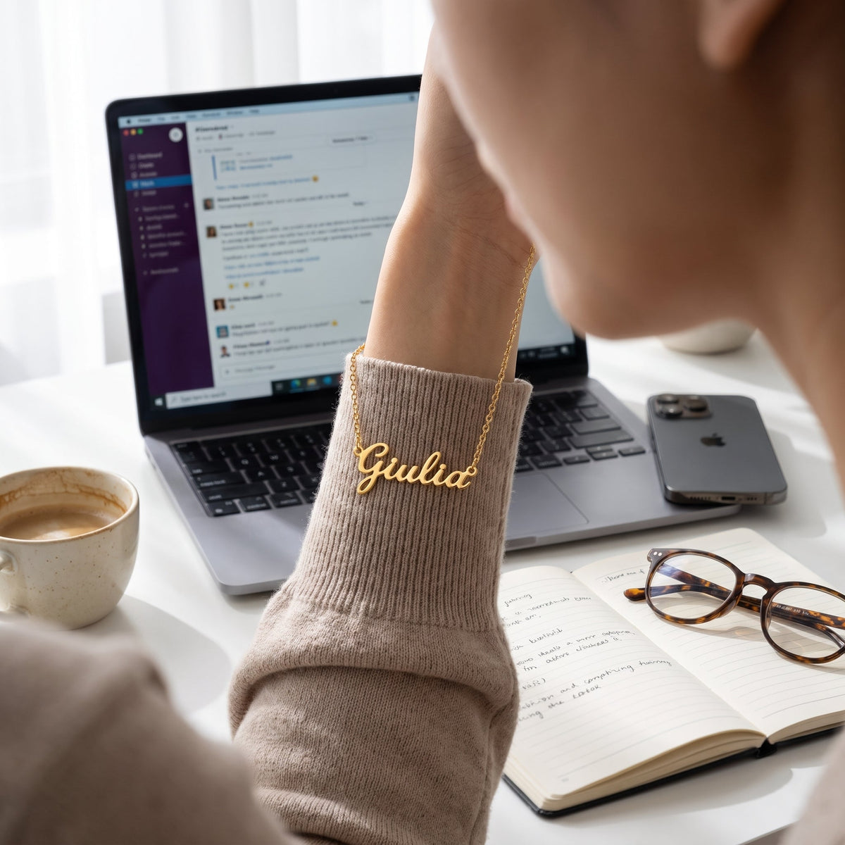 Collar con nombre en cursiva bañado en oro de 18K puesto en un look de diario
