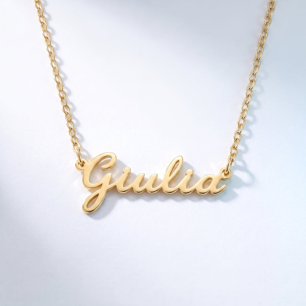 Collar con nombre en cursiva bañado en oro de 18K visto desde arriba