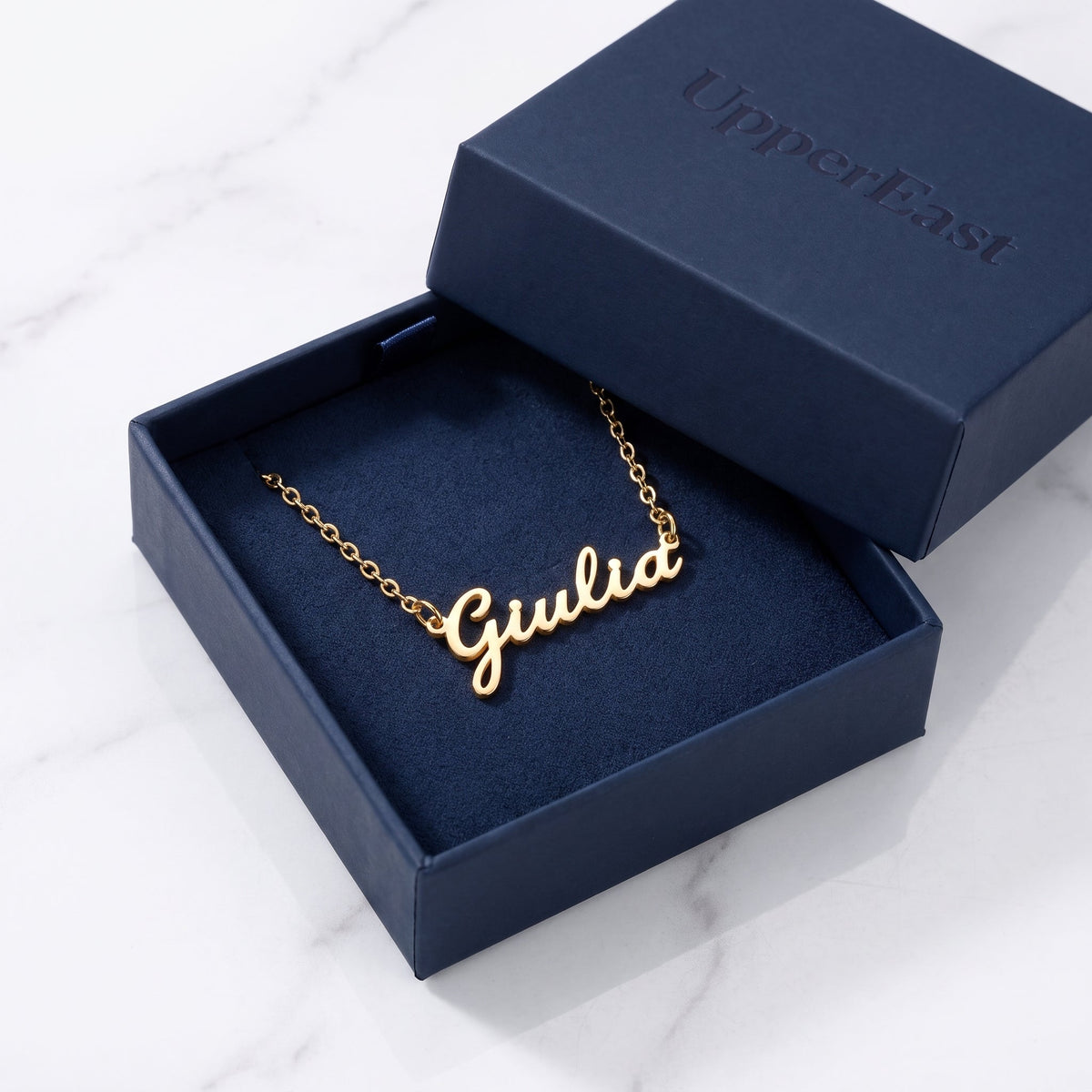 Collar con nombre en cursiva bañado en oro de 18K en el estuche UpperEast