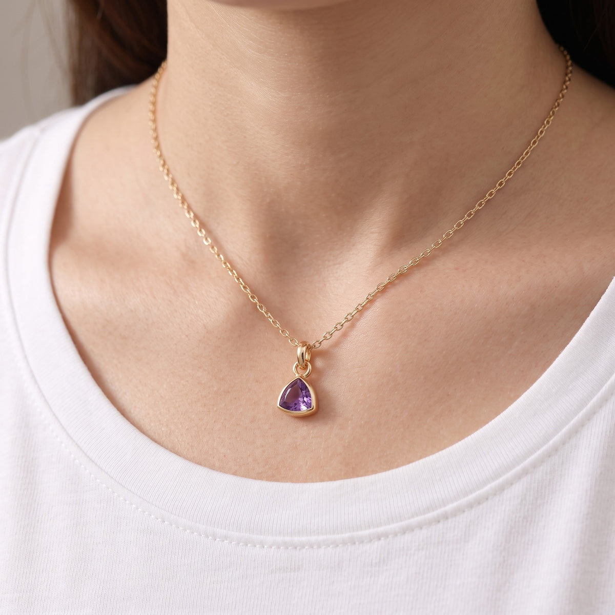 Collar con piedra del mes bañado en oro de 18K puesto, primer plano
