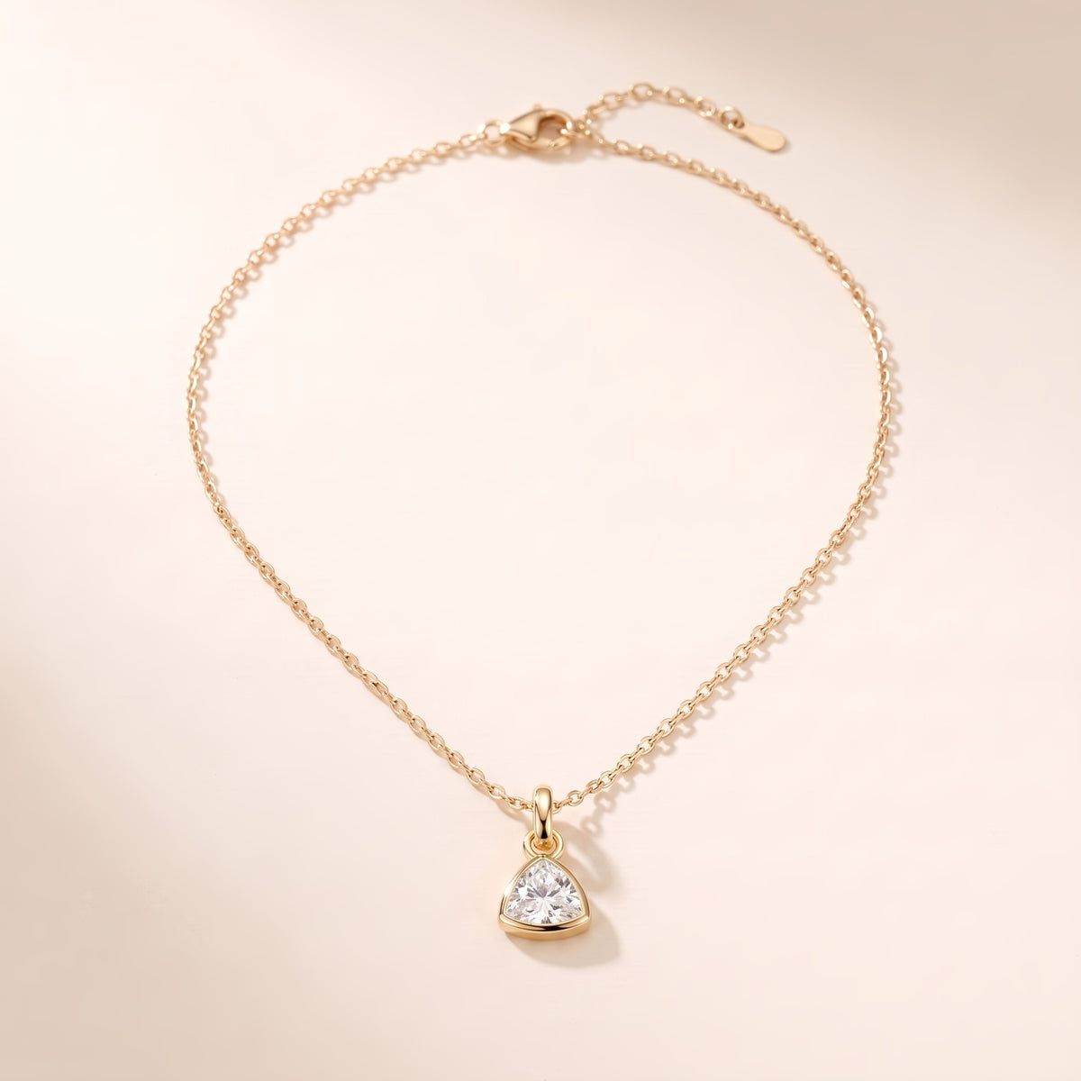 Collar con piedra del mes bañado en oro de 18K, abril: blanco