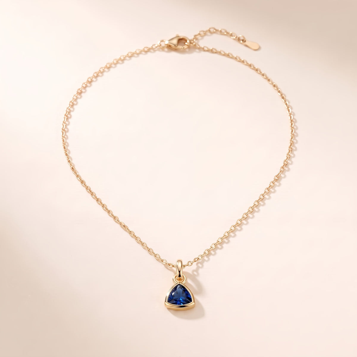 Collar con piedra del mes bañado en oro de 18K, septiembre: azul, tono zafiro