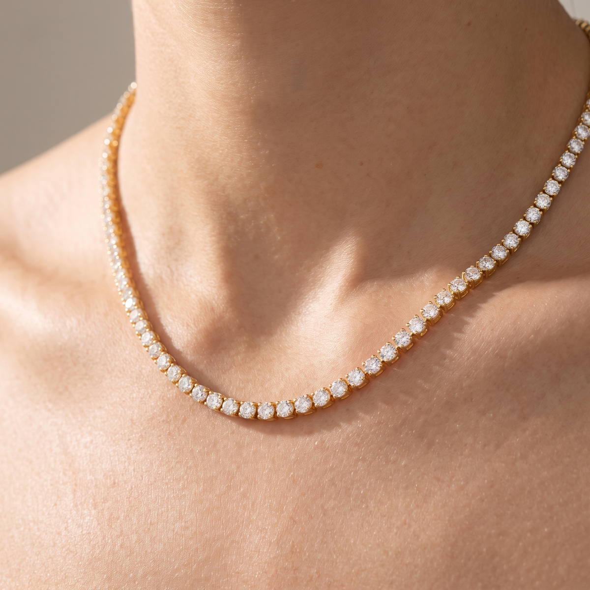 Collar tennis de circonitas bañado en oro de 18K puesto, primer plano